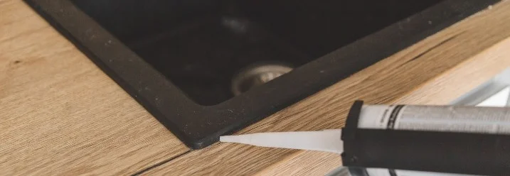 Silikonkartusche versiegelt Spüle